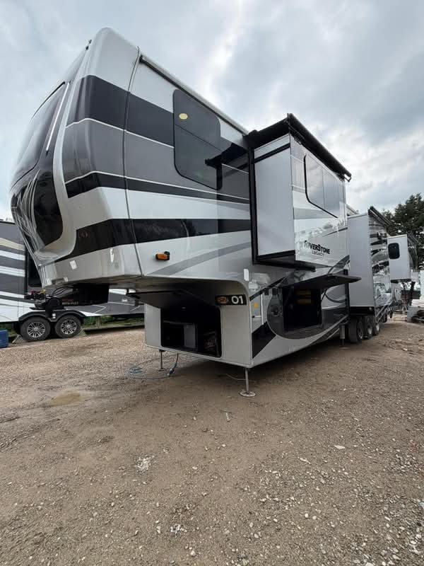 Riverstone Legacy fifth-wheel